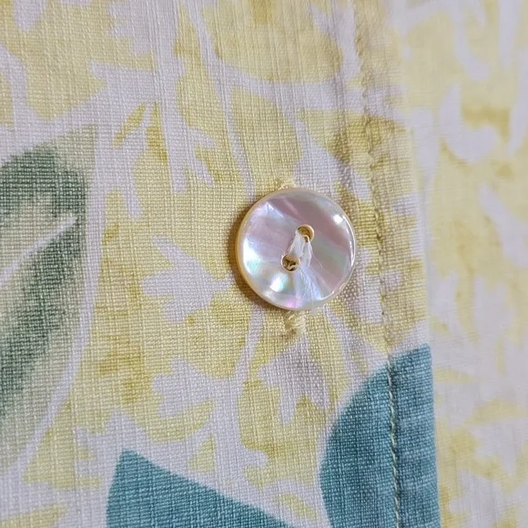 Vintage Tommy Bahama Floral Button-Up Blouse Size L - Picture 4 of 9